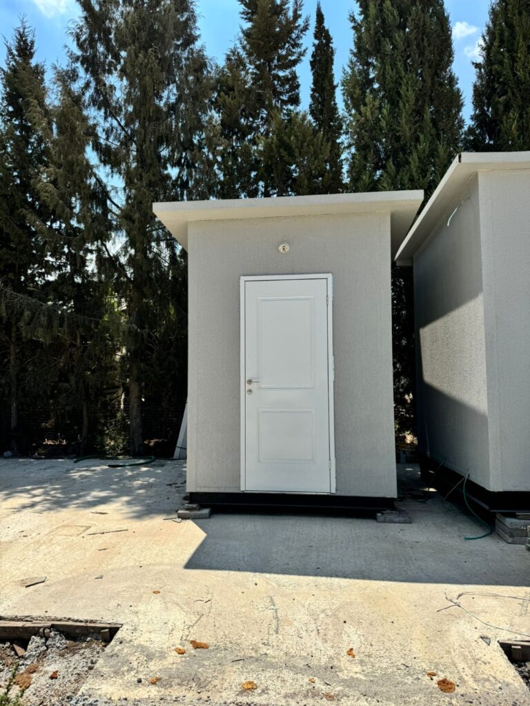 מבנה שירותים נייד להשכרה - מבט מבחוץ