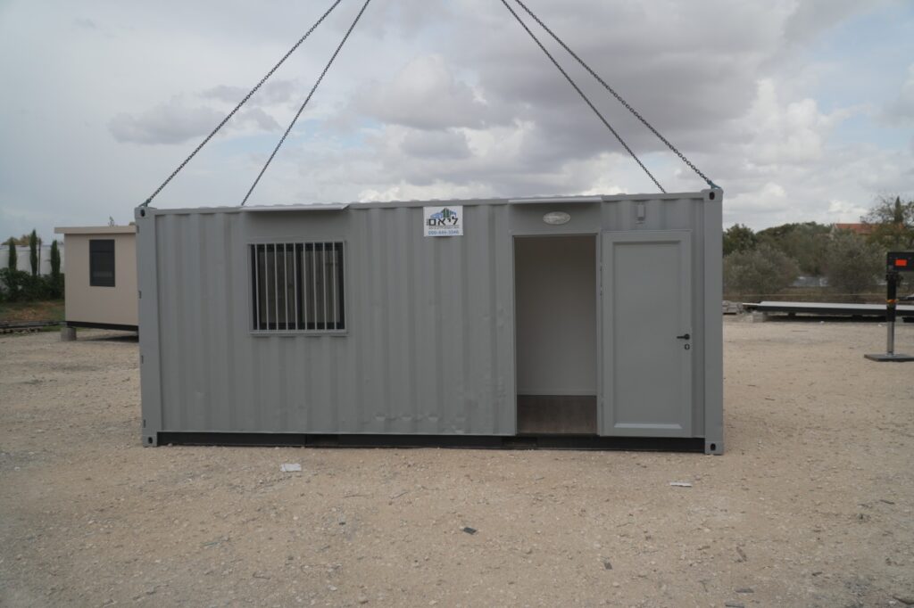 מכולת משרד מבחוץ עם חוטי המנוף שהוריד את המכולה